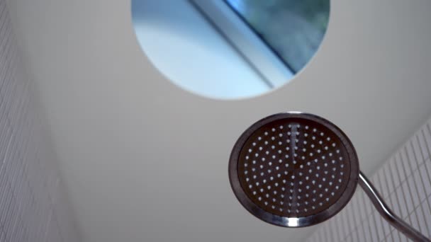 Cabeça Chuveiro Montada Nivelada Banheiro Com Clarabóia — Vídeo de Stock
