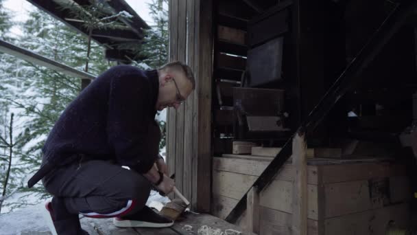 Ahşap Kazanın Yanında Bir Adam Ateşleme Için Odun Kesmeye Çalışır — Stok video