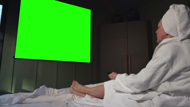 Uma Mulher Adulta Senta Roupão Banho Cama Olha Para Tela — Vídeo de Stock