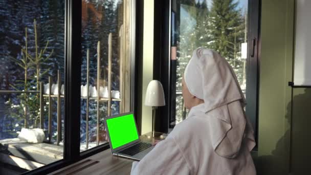 Kobieta Zabiegu Spa Patrzy Zielony Ekran Swojego Laptopa — Wideo stockowe