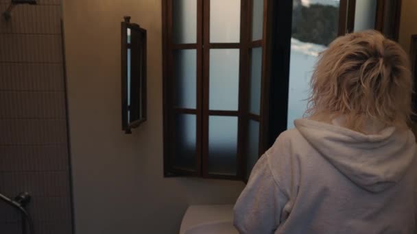 Eine Frau Frottee Mantel Öffnet Den Fensterflügel Badezimmer — Stockvideo