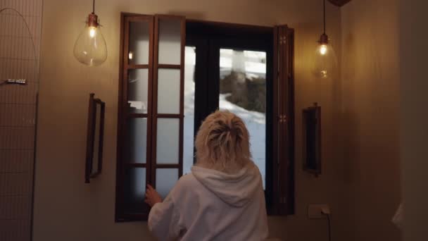 女士关上浴室窗户上切面的室内百叶窗 — 图库视频影像