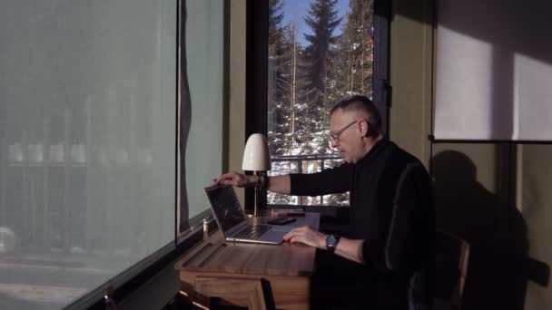 Άνθρωπος Παίρνει Laptop Του Έξω Από Κάτω Από Τραπέζι Για — Αρχείο Βίντεο
