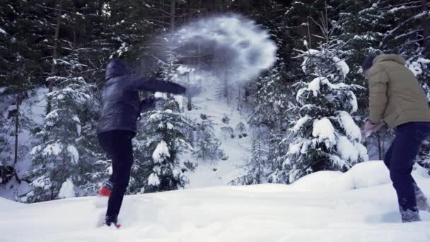 Una Pareja Mediana Edad Está Divirtiendo Tirándose Nieve Bosque Invierno — Vídeos de Stock