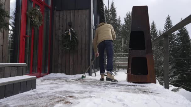 Bir Adam Evinin Yakınındaki Karları Fırçayla Temizliyor — Stok video