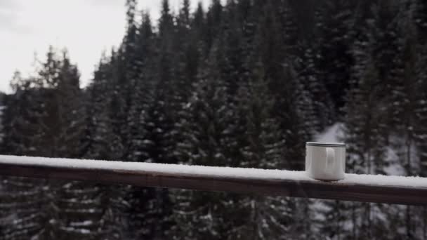 Une Tasse Boisson Chaude Sur Une Rampe Couverte Neige — Video