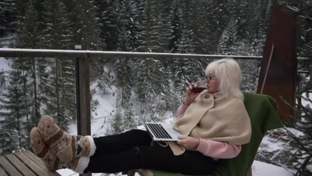 Une Femme Utilise Ordinateur Portable Assis Sur Terrasse Avec Verre — Video