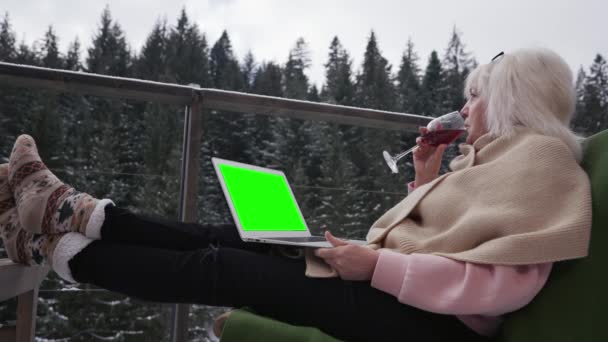 Une Femme Est Assise Sur Terrasse Avec Verre Vin Chaud — Video
