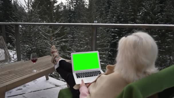 Kvinna Som Sitter Terrassen Med Ett Glas Glögg Eller Rött — Stockvideo