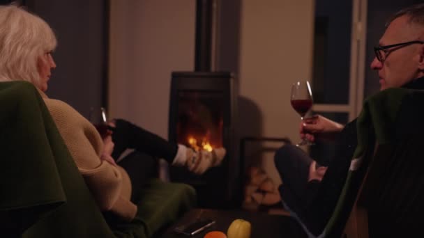 Ein Erwachsenes Paar Feiert Ein Ereignis Wohnzimmer Vor Dem Kamin — Stockvideo