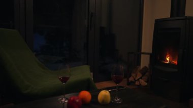 Koltukları, şarap kadehleri ve şöminesi olmayan bir oda..