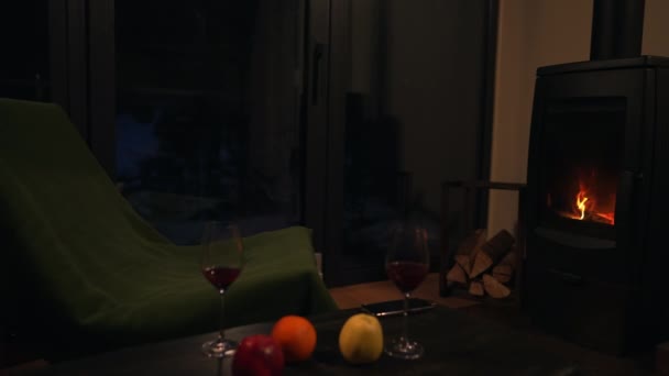 Una Stanza Senza Persone Con Poltrone Bicchieri Vino Camino Dove — Video Stock
