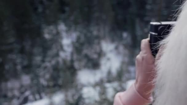 Kobieta Patrzy Przez Wizjer Aparatu Stojąc Przed Domem Zimowy Dzień — Wideo stockowe