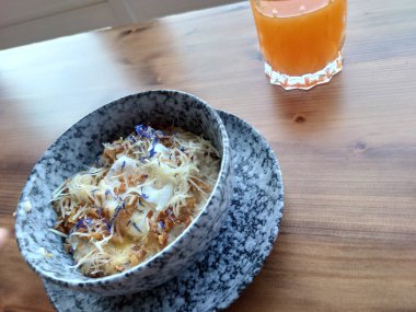 Yumurtalı, fındıklı ve peynirli tuzlu yulaf ezmesi.