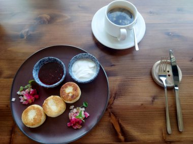 Kahvaltı için - farklı soslu cheesecake ve sade kahve..