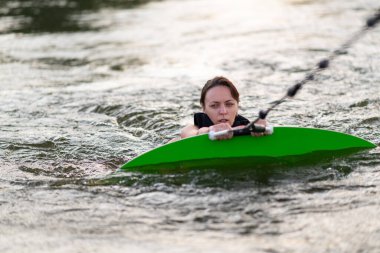 Bir kız Wakeboard 'a binmeye hazırlanıyor..