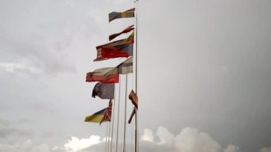 Avrupa ve ABD bayrakları rüzgârda dalgalanırken bayrak direkleri üzerinde dalgalanır..