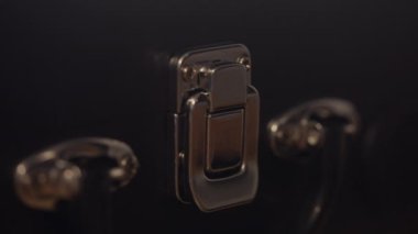 Bir valizin ya da kasa kilidinin açılışı.