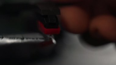 Plağın başına yerleştirilmiş pis bir plak çalar iğnesinin yakın plan çekimi..