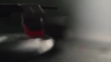 Yavaş yavaş raylarda iğne olan pikabın başına odaklan..