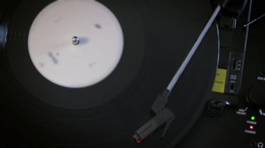 Gramofonda dönen vinil plak. Üst görünüm.
