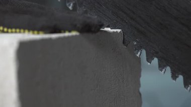 El yapımı beton testere işaretler boyunca gerekli iş parçalarını keser. Yakın plan..