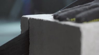 Beton el testeresi bloğun kesme işlemini durdurur ve tuğlanın içinde kalır..