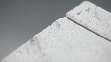 Beton bir testereyle tuğladaki çatlağın üst görüntüsü..