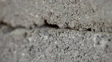Beton bloklardan yapılmış bir duvarın parçası. Yakın plan..