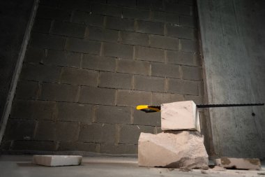 Beton bir el testeresi kesilen yapı taşlarının üzerinde duruyor..