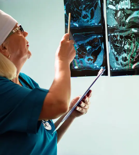 Hastanın tıbbi test sonuçları bir kadın doktor tarafından izlenir..