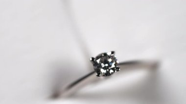 Beyaz altın yüzüklü bir elmasa yakın plan..