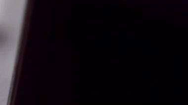 Açık bir hediye kutusunda yüzüklü beyaz altın bir yüzük..