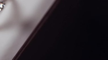 İçinde elmas bir yüzük bulunan açık bir kutu yavaşça çerçeveye girer..