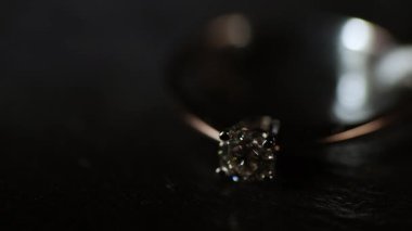 Siyah taşlı elmas yüzük. Yakın plan..