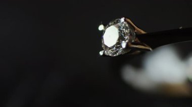 Beyaz altın yüzüklü elmasın yakın çekimi.
