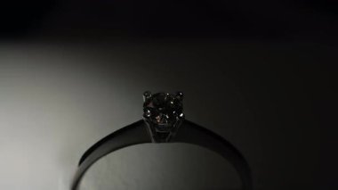 Değişen ışıkta bir elmas yüzüğün taslağı. Yakın plan..