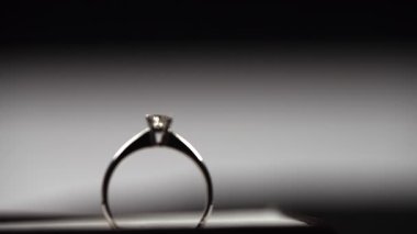 Beyaz altın ya da platin bir elmas yüzüğün ana hatları.