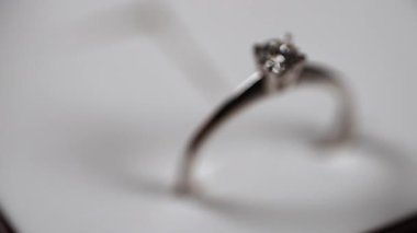 Açık kutudaki beyaz altın ya da platin yüzüğe odaklan.