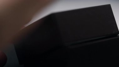 Bir adamın elleri, içinde elmas bir yüzük olan bir kutuyu açarken..