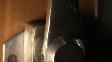 Kompartıman kapısının sürgüsünü kapat..