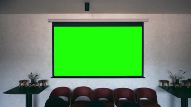 Konferans odasının duvarında izole edilmiş yeşil bir projeksiyon ekranı var..