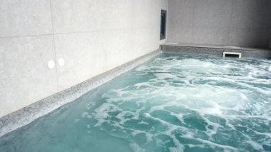 Masaj için kullanılan yüksek basınçlı su jetleri olan büyük bir havuz..