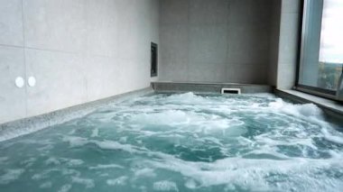 Masaj, yüksek basınçlı su jetleriyle çalışan büyük bir havuzda yapılır..