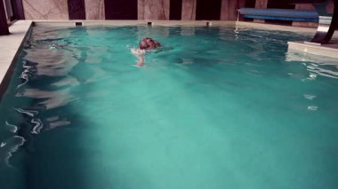 Kaplıca merkezindeki kapalı havuz bir adamın rahat bir şekilde yüzdüğü yerdir..
