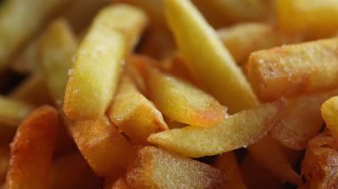 Yakın plan patates kızartması ve büyük boy siyah çörek..