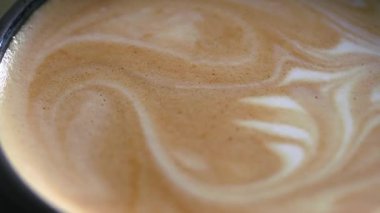 Yeni hazırlanmış bir kapuçino bardağının yakın çekimi..