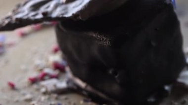 Çikolata kaplı, kremalı pastayla süslenmiş..