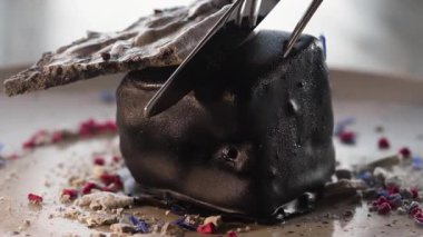 Çatal ve bıçakla çikolatalı keki jöleli kesiyorum..