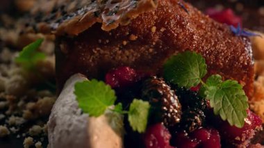 Bal şurubuna batırılmış, böğürtlenli kek..